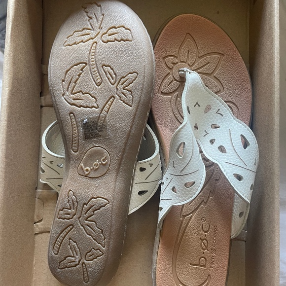 Brand New Women’s B.O.C. White Thong Sandals - Picture 4 of 5